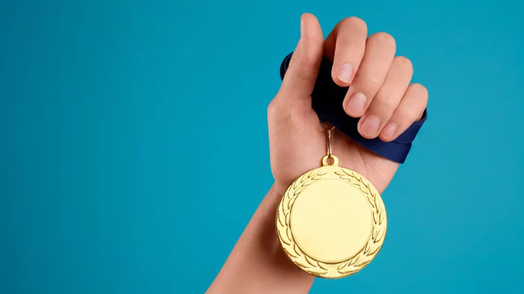 Tabla comparativa de costos entre planes de seguro médico Bronce y Plata para latinos